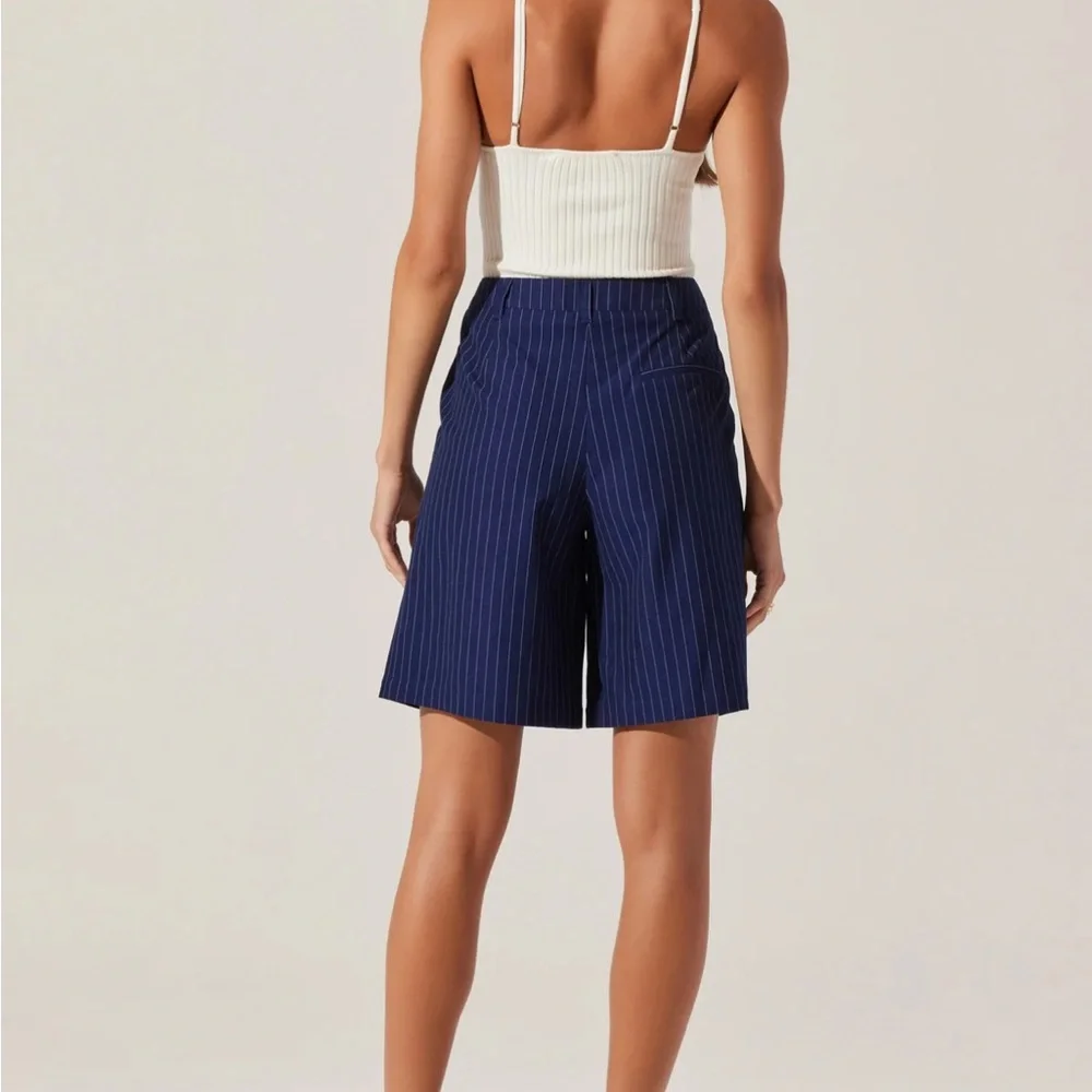 ASTR Tailored Pinstripe Bermuda Capri Woven Shorts in Navy Stripe Size Large